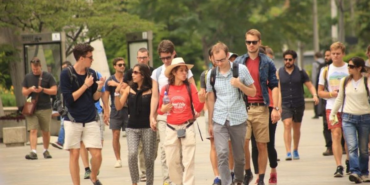 Guía turístico profesional interactuando con visitantes